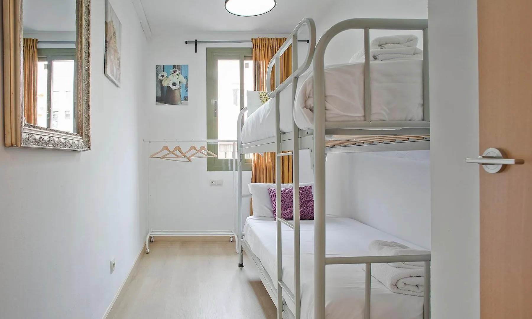 Beautiful Apartment In Las Ramblas Barcelona 6Pax